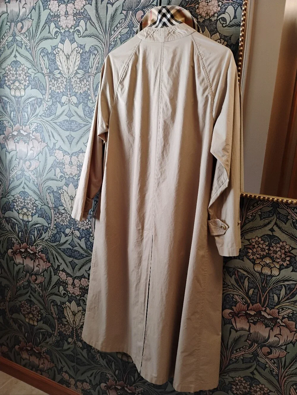 Vintage Burberry Beige Light Weight Trench Coat - Picture 3 of 10
